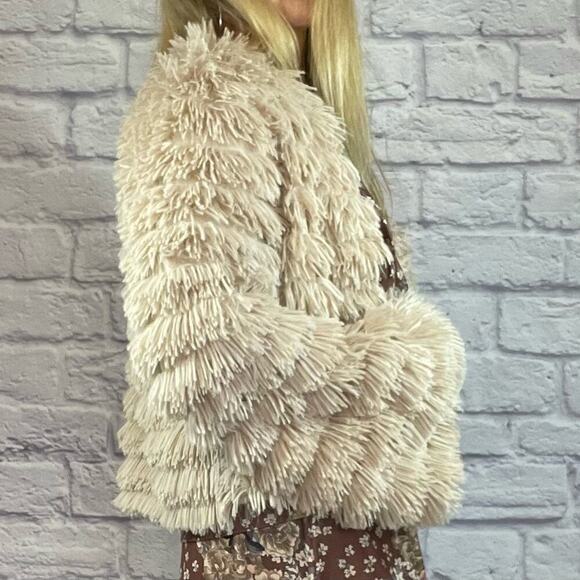 American Threads faux fur cropped bell sleeve jacket - Picture 3 of 9